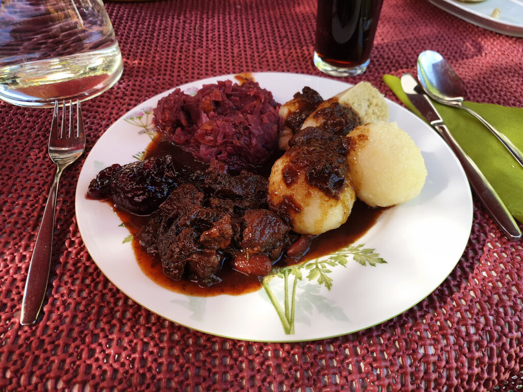 Ich habe mich sehr über das Ostersonntagsessen gefreut: Hirschgulasch mit Preiselbeeren, zweierlei Sorten Knödel und Apfelrotkohl.