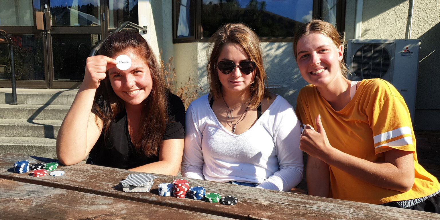 Pokerfaces aufgesetzt.