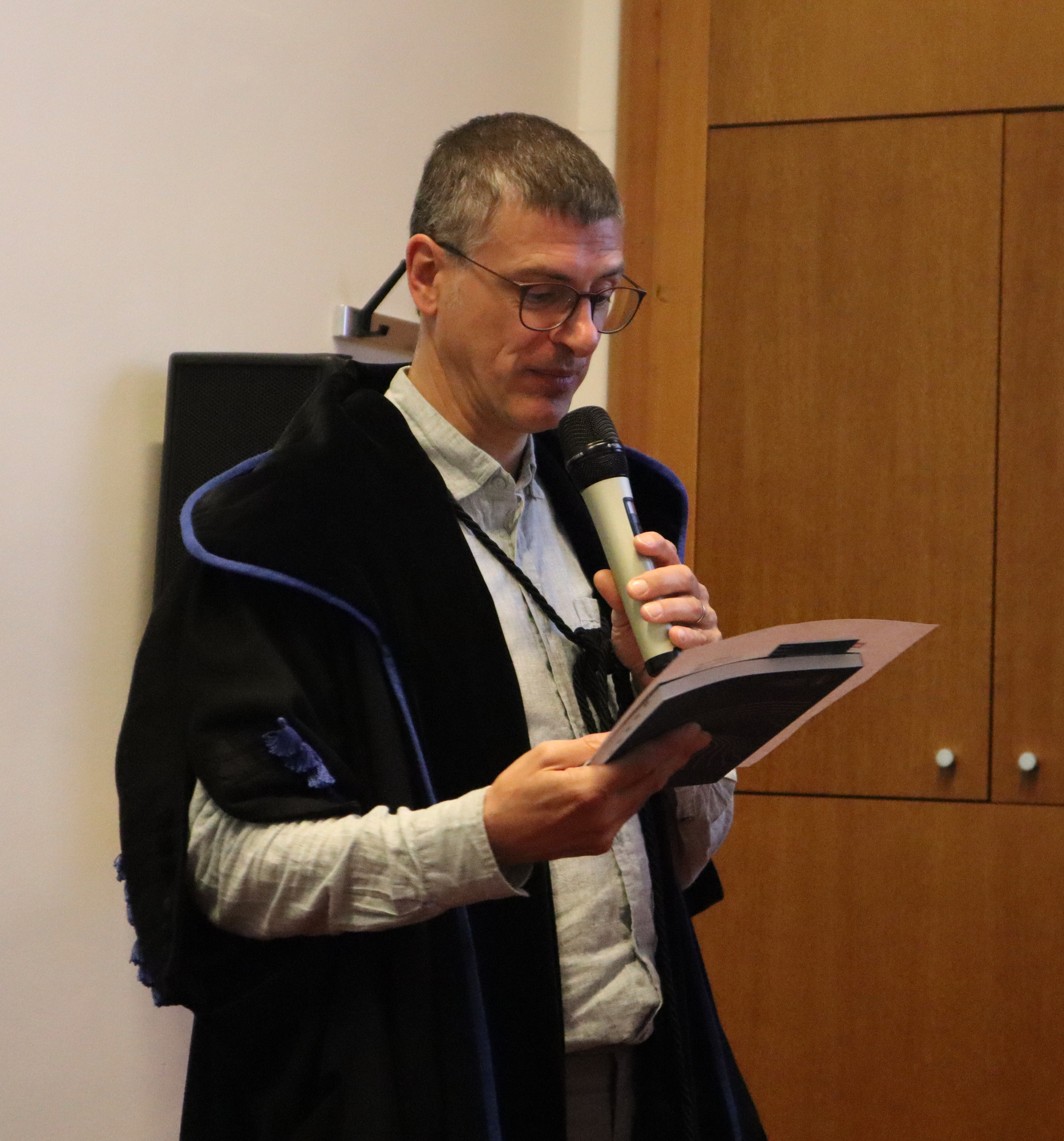 Next, it was time for the jury members to ask their questions.